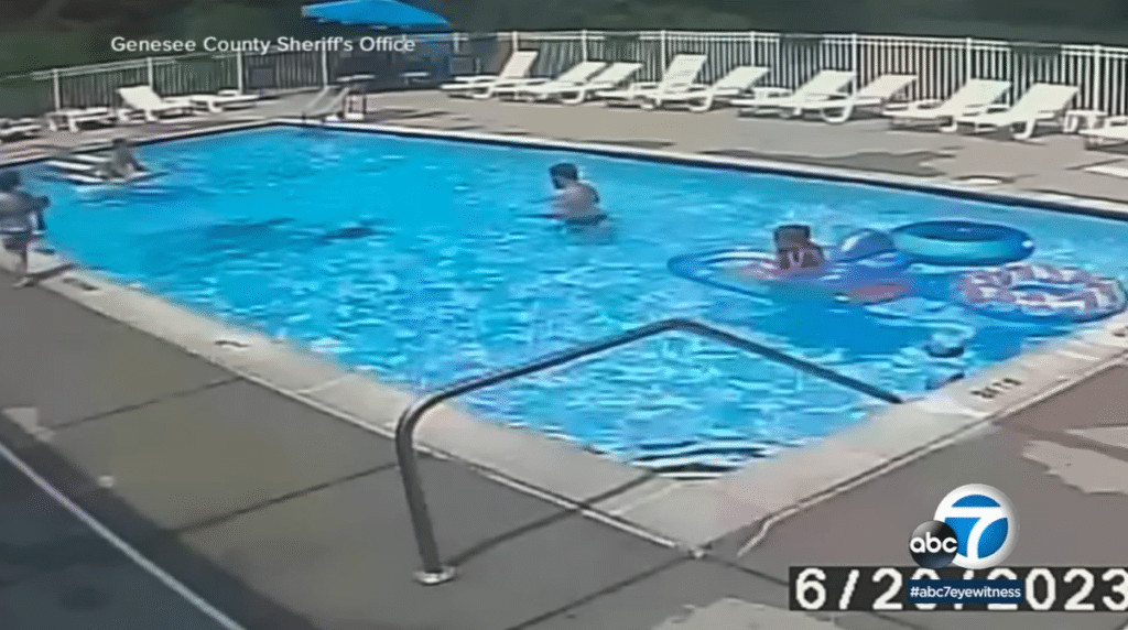 psicologiasdobrasil.com.br - Meninos mergulham na piscina para resgatar crian&ccedil;a de 7 anos que estava se afogando