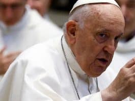 “Deus nos ama como somos”, diz papa Francisco a jovem trans