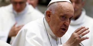 “Deus nos ama como somos”, diz papa Francisco a jovem trans