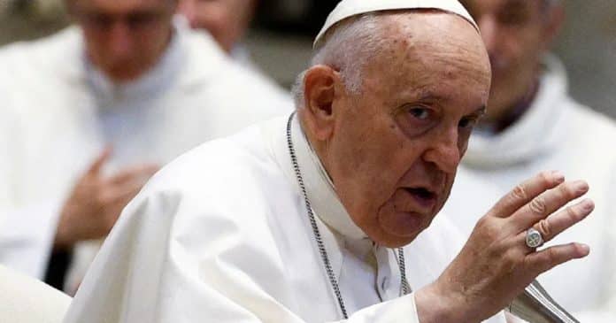“Deus nos ama como somos”, diz papa Francisco a jovem trans