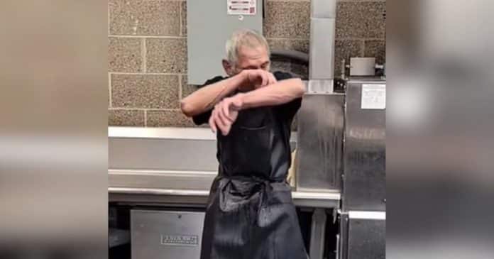 Lavador de pratos se emociona ao ganhar bolo supresa em seu aniversário