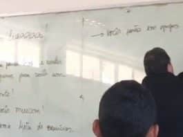 Professor dá aula em silêncio para não acordar bebê de sua aluna; o gesto comoveu a web