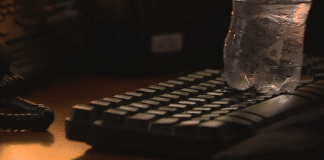 Médica do Samu colocava garrafa de água em cima de teclado para fingir que estava trabalhando