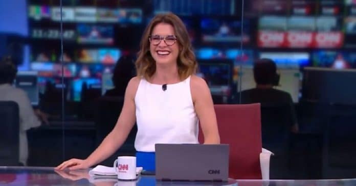 Apresentadora da CNN Brasil tem crise de riso ao noticiar acidente de prefeito