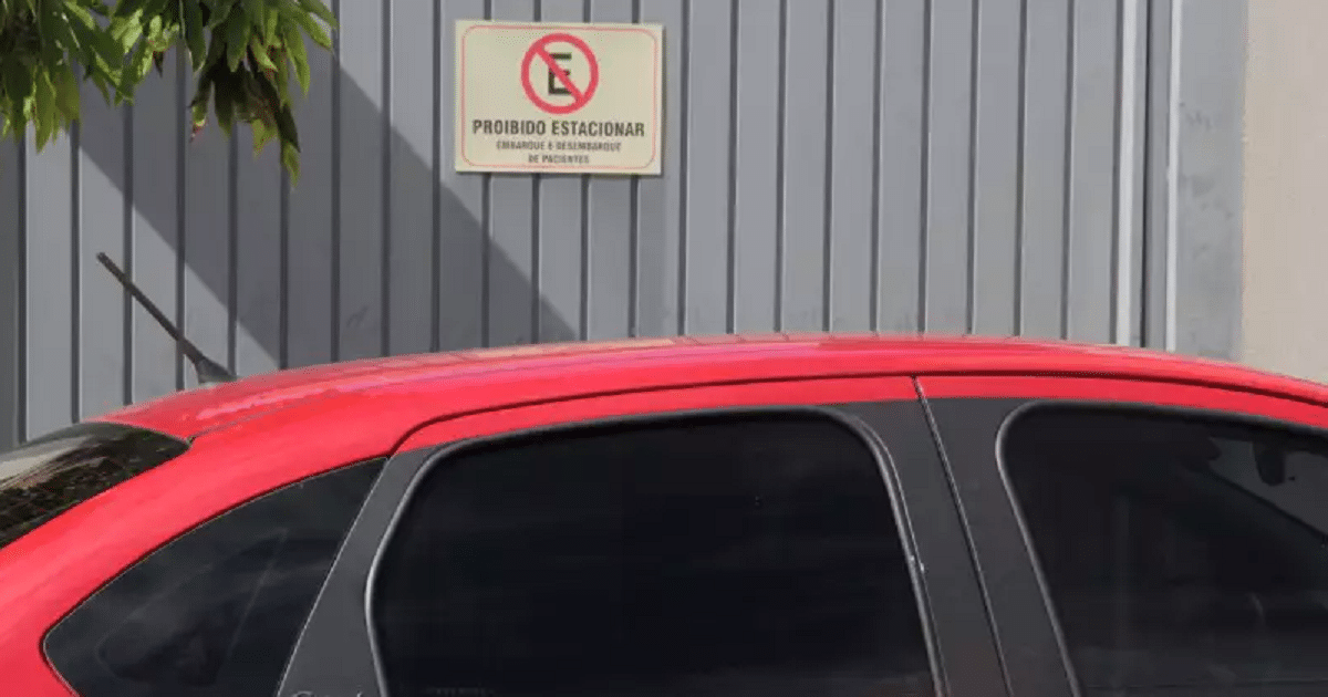 Revoltado, morador vandaliza carro estacionado em frente à garagem; veja  imagem