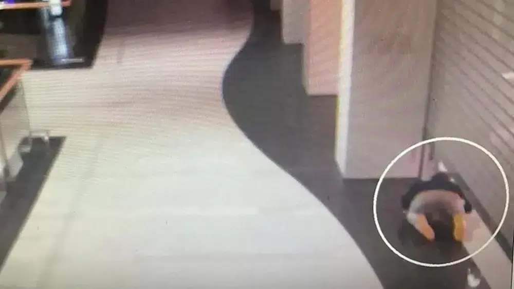 psicologiasdobrasil.com.br - Homem se passa por manequim enquanto espera loja fechar para roubar joias