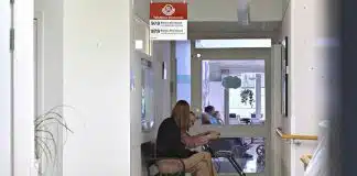 Casa de Repouso instala falso ponto de ônibus para aliviar ansiedade de idosos