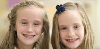 Professora crítica mãe por dar nomes quase idênticos as filhas gêmeas