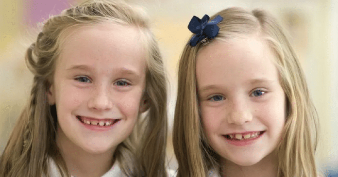 Professora crítica mãe por dar nomes quase idênticos as filhas gêmeas