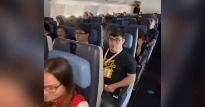 Passageiros com síndrome de Down são homenageados por piloto em voo