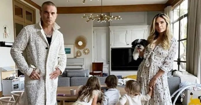 Esposa de Robbie Williams revela que viaja de primeira classe enquanto filhos ficam na econômica