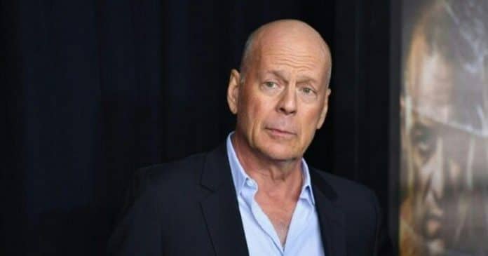 Bruce Willis faz rara aparição em foto de família após diagnóstico de demência