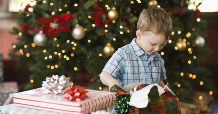 Mãe é criticada por dar ao filho presentes de Natal que ela já havia dado anteriormente