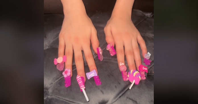 Mãe polemiza ao permitir que filha de 11 anos use cílios e unhas postiços