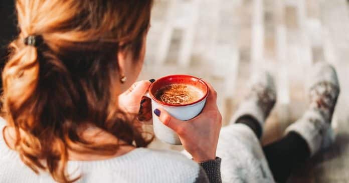 Especialistas apontam que não se deve tomar café antes das 9h30; saiba mais