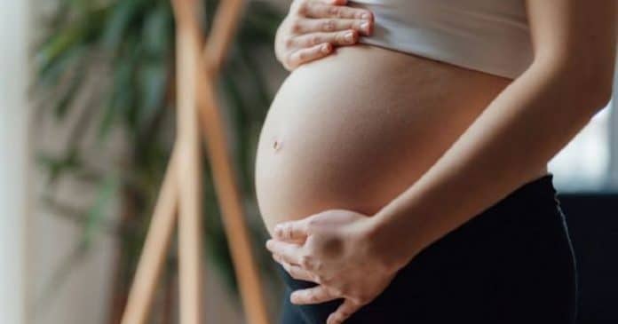 Mulher dá à luz com o mesmo útero em que foi gerada; o caso ocorreu na Espanha