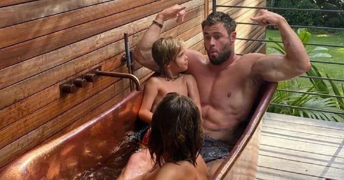 Quando é preciso parar de tomar banho com seus filhos, de acordo com os psicólogos