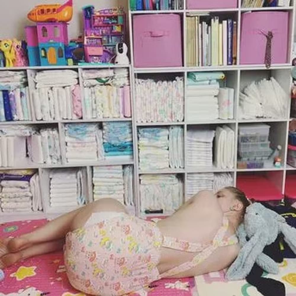 psicologiasdobrasil.com.br - Mulher de 25 anos vive como 'bebê adulta'; ela dorme em berço e gasta R$ 1,5 mil por mês em fraldas