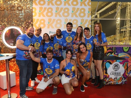 psicologiasdobrasil.com.br - K8 leva convidados para camarote em primeira noite de carnaval em SP