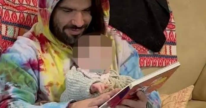 Pai cego adiciona Braille aos livros infantis para conseguir ler para a filha: “Não vejo o sorriso em seu rosto, mas posso senti-lo”