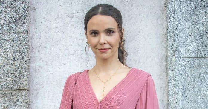 Fã é tirada de clínica psiquiátrica e presa por perseguir a atriz Débora Falabella