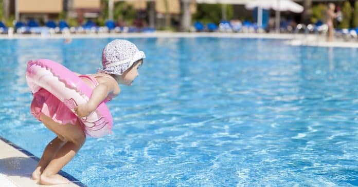 Menina de 8 anos falece ao ser sugada por tubo de piscina de hotel
