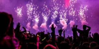 Mãe reclama de falta de respeito com seu bebê de 10 meses em festa rave e é detonada na web