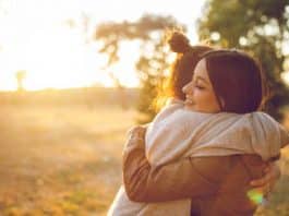 Toque físico é capaz reduzir depressão e ansiedade, aponta estudo