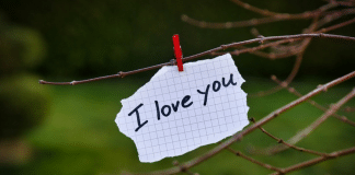 Por que dizer “eu te amo” pode ser tão difícil? Psicólogos dão dicas para aliviar o coração