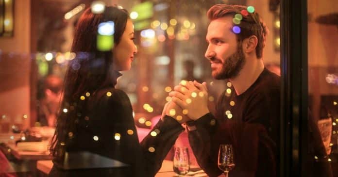 Viva o momento: Restaurante oferece garrafa de vinho para clientes que guardam o celular