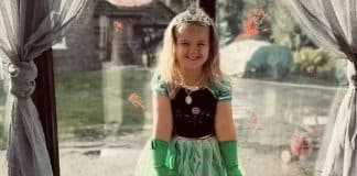 Garotinha de 5 anos chega sozinha à escola, vestida de princesa, e diz: “Mamãe não consegue acordar”