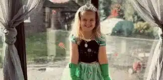 Garotinha de 5 anos chega sozinha à escola, vestida de princesa, e diz: “Mamãe não consegue acordar”