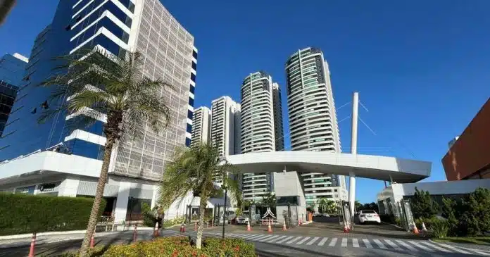 Mulher de 27 anos se joga do quinto andar de prédio de luxo em Salvador para fugir de agressões do companheiro