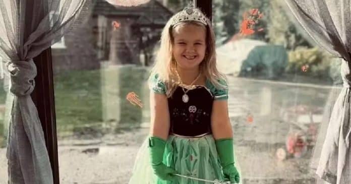Garotinha de 5 anos chega sozinha à escola, vestida de princesa, e diz: “Mamãe não consegue acordar”