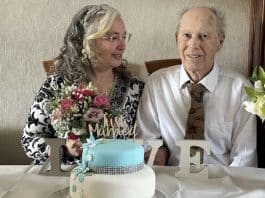 Casal de Idosos oficializa união em casa de repouso após décadas juntos