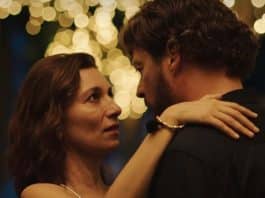 Comédia romântica cativa o público e se mantém há dias como filme mais visto da Netflix