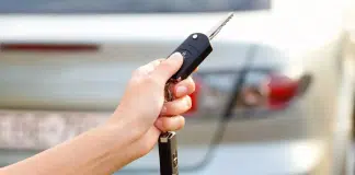 O que significa verificar várias vezes se a porta do carro foi fechada?