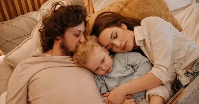Qual é o impacto psicológico que dormir com os pais causa nas crianças?