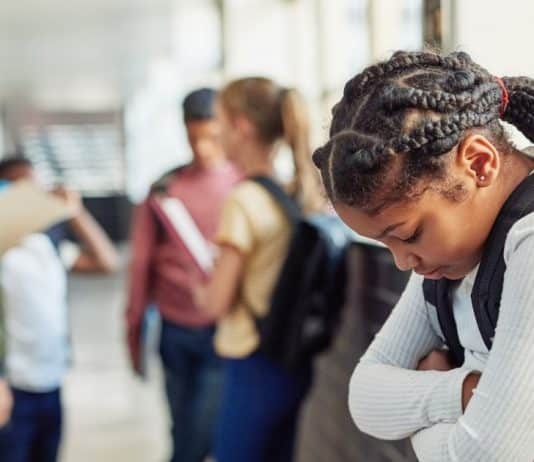 Pessoas que se sentiram ‘excluídas’ na infância costumam desenvolver estas 11 características na vida adulta