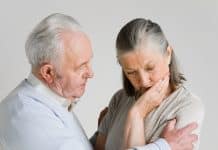 Dormir nessa posição ajuda a prevenir Alzheimer, aponta estudo