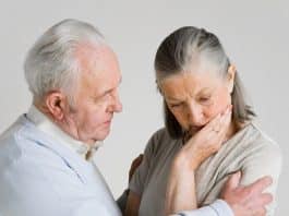 Dormir nessa posição ajuda a prevenir Alzheimer, aponta estudo