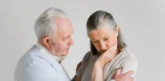 Dormir nessa posição ajuda a prevenir Alzheimer, aponta estudo