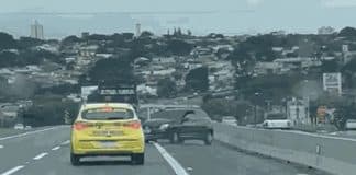 Homem flagrado no capô de carro em movimento é ex-namorado da motorista: ‘Falava que ia me matar’, diz mulher