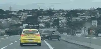 Homem flagrado no capô de carro em movimento é ex-namorado da motorista: ‘Falava que ia me matar’, diz mulher