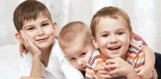 Irmãos do meio são mais honestos, humildes e agradáveis, sugere estudo