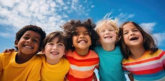 Pessoas com muitos amigos na infância podem apresentar esses 6 comportamentos na vida adulta, diz a psicologia
