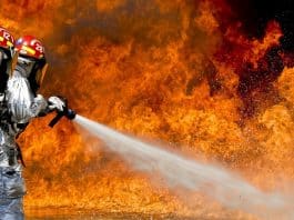 Presidiários são soltos para ajudar a combater incêndios em Los Angeles