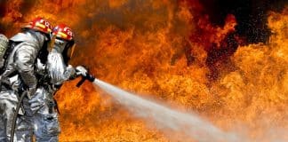 Presidiários são soltos para ajudar a combater incêndios em Los Angeles