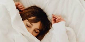 Você dorme coberto até no calor? Saiba o que isso significa, segundo a psicologia