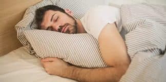 O que significa dormir abraçado ao travesseiro, de acordo com a psicologia
